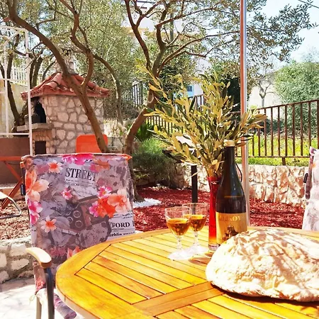 Erdgeschosswohnung Mit Viel Komfort Und Terrasse By Interhome *
