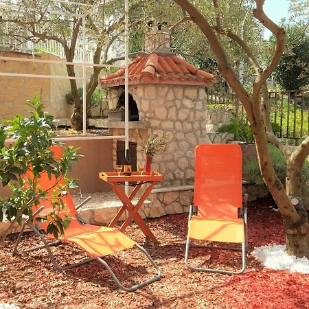 Erdgeschosswohnung Mit Viel Komfort Und Terrasse By Interhome Διαμέρισμα *