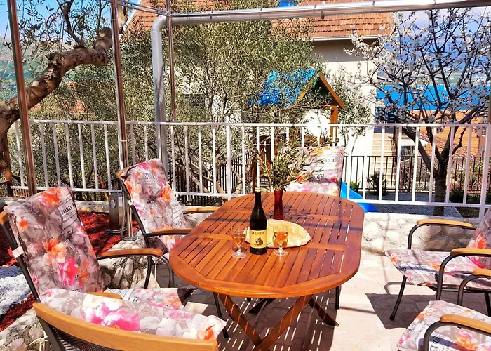 Erdgeschosswohnung Mit Viel Komfort Und Terrasse By Interhome 公寓