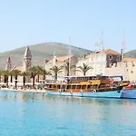 Erdgeschosswohnung Mit Viel Komfort Und Terrasse By Interhome Trogir